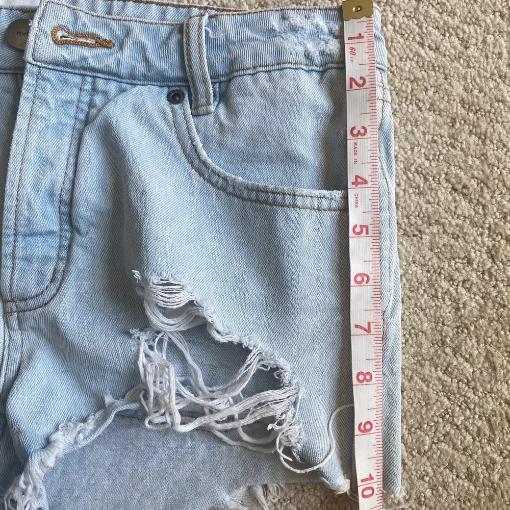 RVCA boyfriend jean shorts light wash denim button fly 26